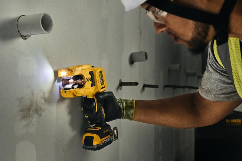 DEWALT DCE154N, DCE154N-XJ outil utilisé sur mur; catégorie photographie.