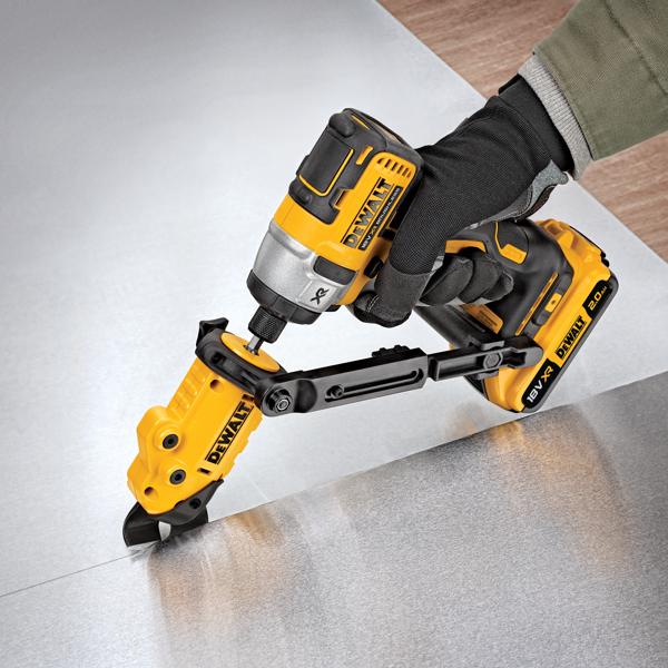 Outil DEWALT équipé coupe une tôle, utilisé par une main gantée.